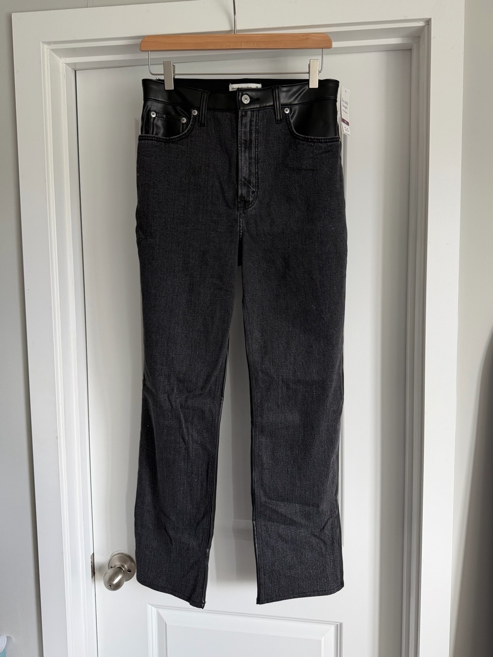 NWT Abercrombie & Fitch Black High-Waist Straight Leg Jeans 29 Long
